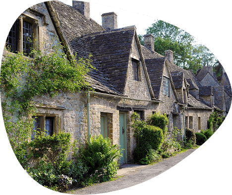 Une rangée de maisons en pierre, affichant une architecture traditionnelle et un charme rustique.